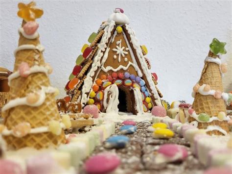 Lebkuchenhaus-Wettbewerb: Ausstellungsszene mit Miniaturhäusern