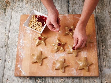 Lebkuchenherstellung: Ausrollen, Stechen, Verzieren