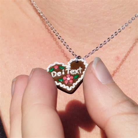 Lebkuchenherz-Anhänger an Charm-Armband