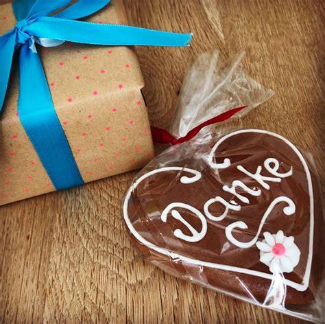 Lebkuchenherzen als Geschenk verpackt