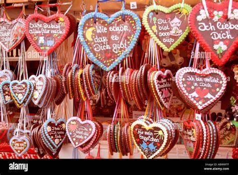 Lebkuchenherzen auf dem Oktoberfest - bunte Herzform mit Zuckerguss
