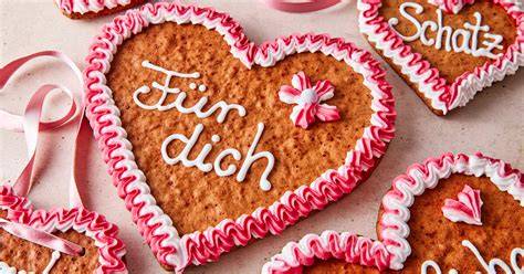Lebkuchenherzen auf einem Backblech vor dem Backen