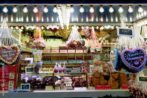 Lebkuchenherzen auf einem Weihnachtsmarktstand