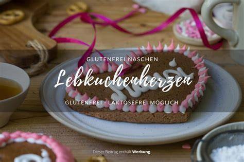 Lebkuchenherzen bunt verziert auf Holztisch, weihnachtliche Atmosphäre