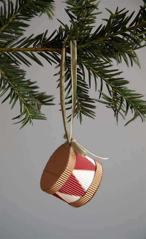 Lebkuchenherzen mit Satinbändern als Baumschmuck aufgehängt am Weihnachtsbaum