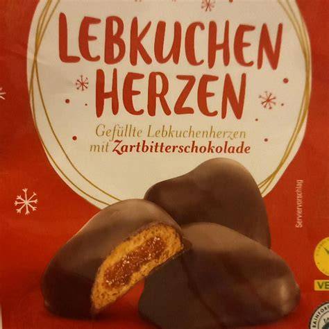 Lebkuchenherzen mit Zartbitterschokolade auf Teller