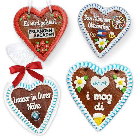 Lebkuchenherzen mit Zuckerguss und Zuckerschrift