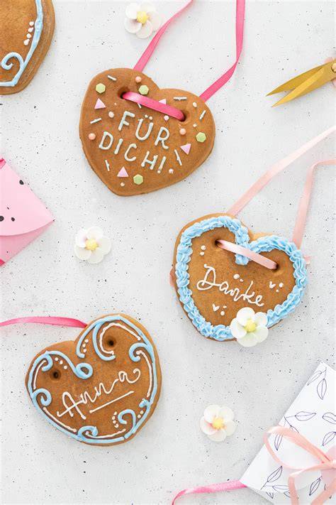 Lebkuchenherzen mit Zuckerschrift und bunten Verzierungen