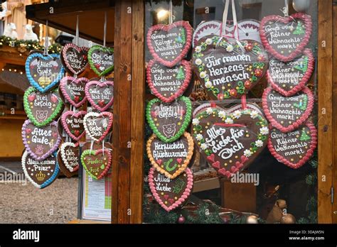 Lebkuchenherzen mit bunten Sprüchen auf Weihnachtsmarkt