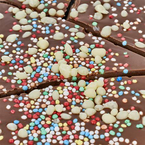 Lebkuchenherzen mit bunten Streuseln und Zuckerdekor