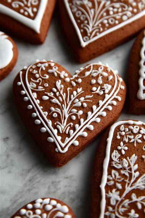 Lebkuchenherzen mit farbiger Dekoration