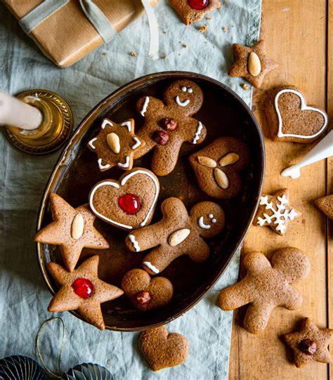 Lebkuchenherzen und Sterne, auf diversen Weisen dekoriert