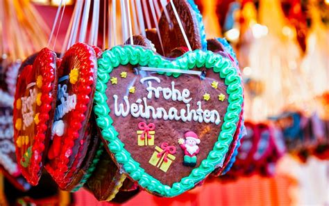 Lebkuchenherzen und Weihnachtsdekoration auf deutschen Weihnachtsmärkten