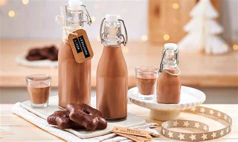 Lebkuchenlikör in Flaschen und als Geschenk dekoriert