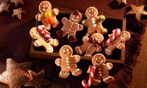 Lebkuchenmännchen mit Zuckerguss verziert