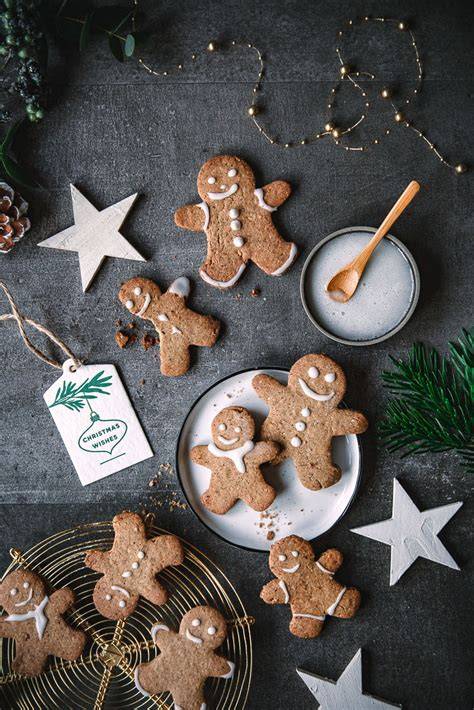 Lebkuchenmänner, Zutaten und Verzierung auf Holztisch