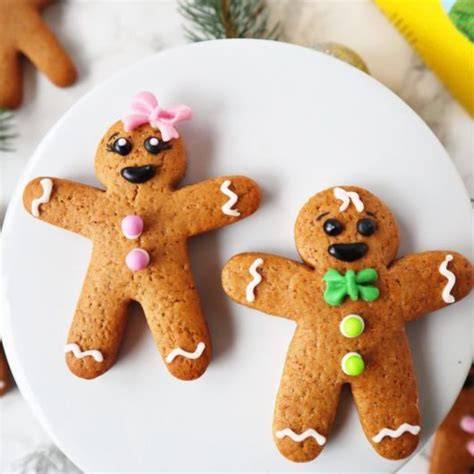 Lebkuchenmänner mit bunten Zuckergussverzierungen