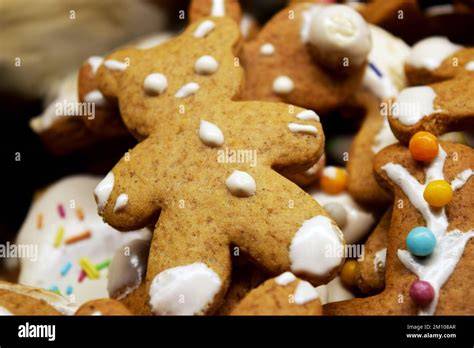 Lebkuchenmänner mit bunter Glasur und Mandeln