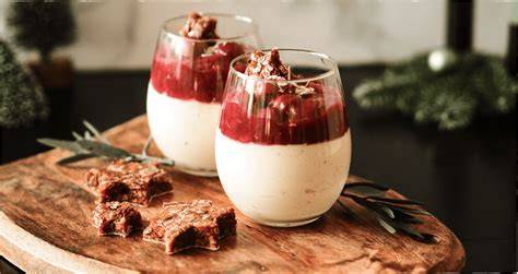 Lebkuchenmousse in Dessertgläsern mit Lebkuchen-Dekoration