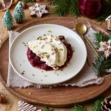 Lebkuchenparfait angeschnitten mit Lebkuchenstücken und Fruchtkompott