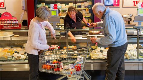 Lebkuchenregale im Supermarkt im Spätsommer