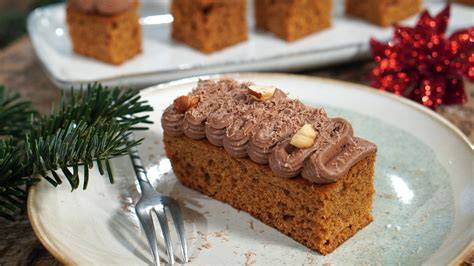 Lebkuchenschnitte mit Nussfülle und Schokolade