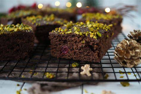 Lebkuchenschnitten mit Zimtkirschen, Glasur und Pistazien