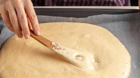 Lebkuchenteig, gleichmäßig auf einem Backblech verteilt