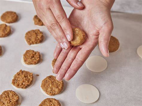 Lebkuchenteig auf Oblaten verteilen