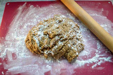 Lebkuchenteig beim Ruhen und Ausrollen