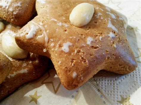 Lebkuchenteig in Holztrögen während der Reifung