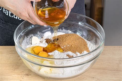 Lebkuchenteig zubereiten und ausrollen
