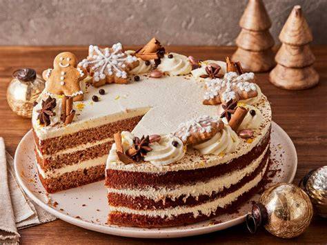 Lebkuchentorte dekoriert mit Zimtsternen und Marzipan