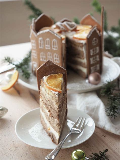 Lebkuchentorte mit Orangenfüllung und Lebkuchenhaus-Dekoration