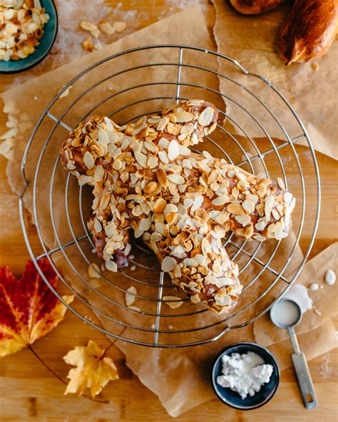 Lebkuchenwürfel mit Zuckerguss und Mandeln garniert