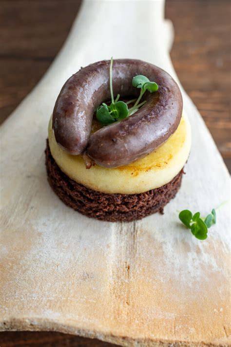 Lebkuchenwurst mit Apfelring auf gebräunten Lebkuchen