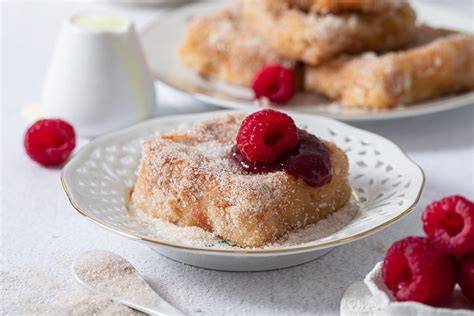 Leche Frita mit Beerenmarmelade und Vanillesauce
