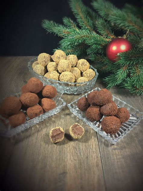 Lecker angerichtete Spekulatius Trüffel auf einem weihnachtlich dekorierten Teller
