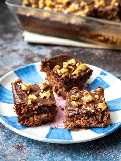 Leckere Kaffee- und Kuchentafel mit Schokokokos-Blechkuchen