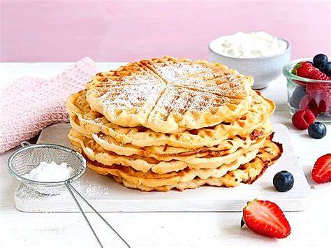 Leckere Quarkwaffeln ohne Butter mit Puderzucker bestäubt