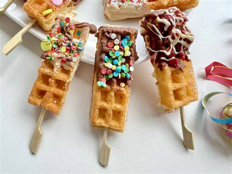 Leckere Waffeln am Stiel mit Schokoüberzug und Streuseln