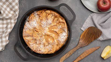 Leckerer Apfelkuchen frisch aus dem Ofen auf einem Backblech