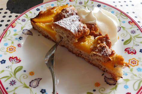 Leckerer Pfirsichkuchen auf Backblech, Detailansicht