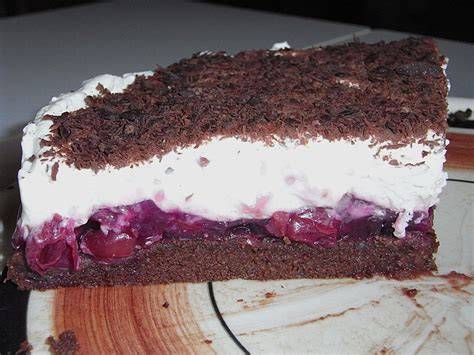 Leckeres Stück Nutella Torte mit Zwieback und Kirschen