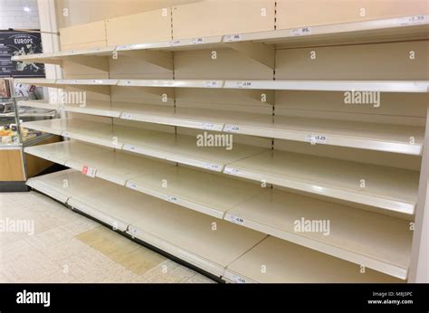 Leeres Regal im Supermarkt für Osterschokolade