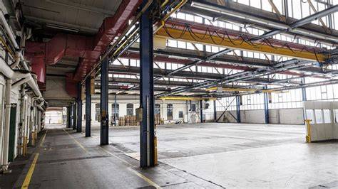 Leerstehende Produktionshalle der Confiserie (symbolisch)