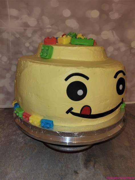 Lego Torte mit bunter Fondantdekoration