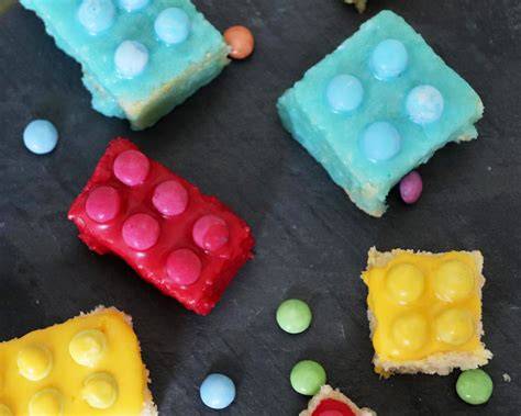 Lego-Kuchen mit Schokolinsen dekoriert