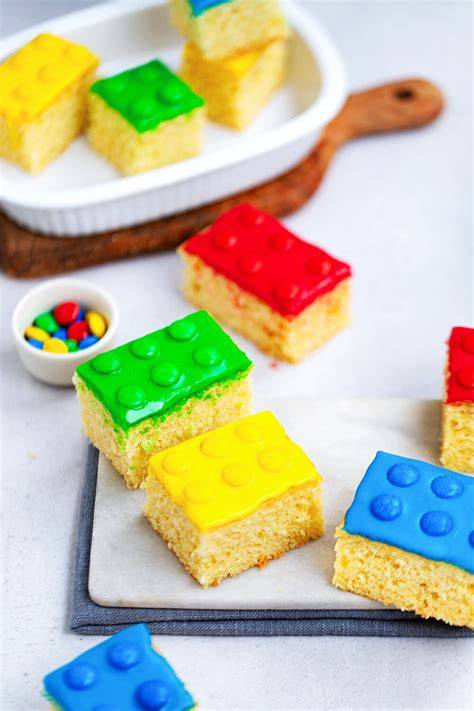 Lego-Kuchen und Bausteintorte im Anschnitt