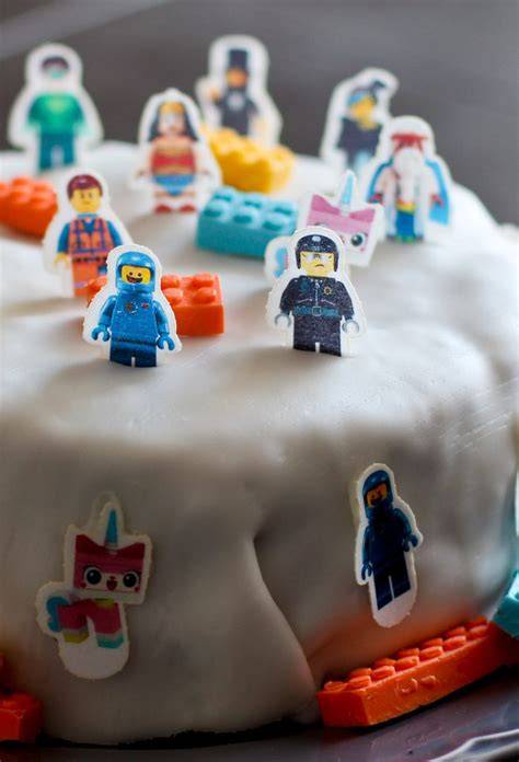 Legosteine aus Fondant auf Torte